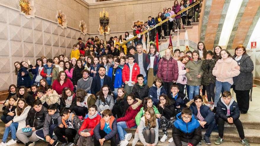 El alumnado del Alborada y Cidade Vella, en su visita al Ayuntamiento.