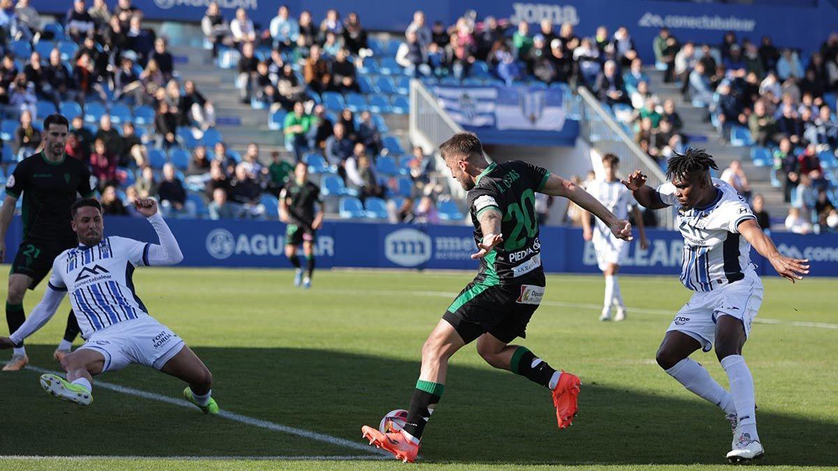 Un lance del Atlético Baleares Córdoba CF de este mediodía.