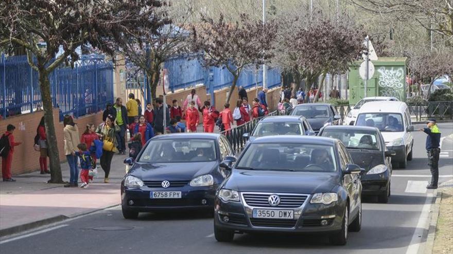 Los niños, solos al colegio para evitar atascos