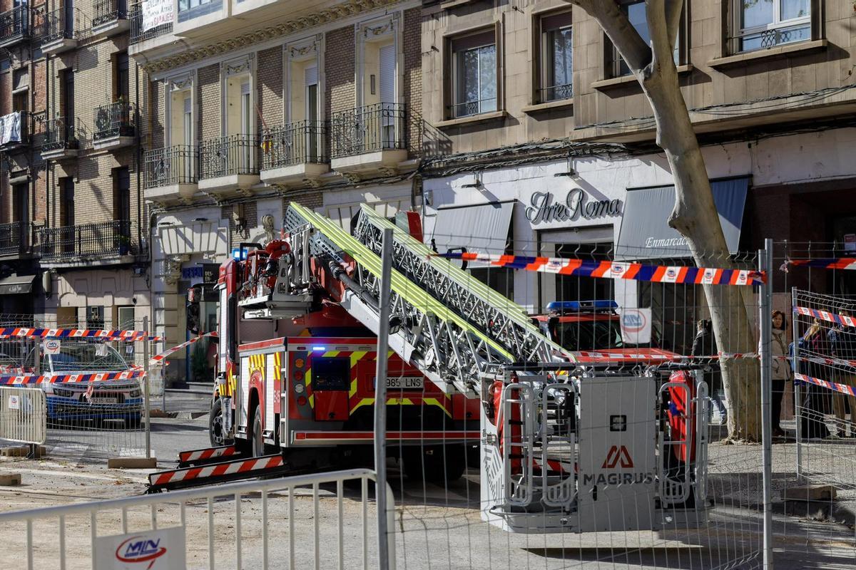 Intervención de los bomberos en la plaza San Miguel de Zaragoza.