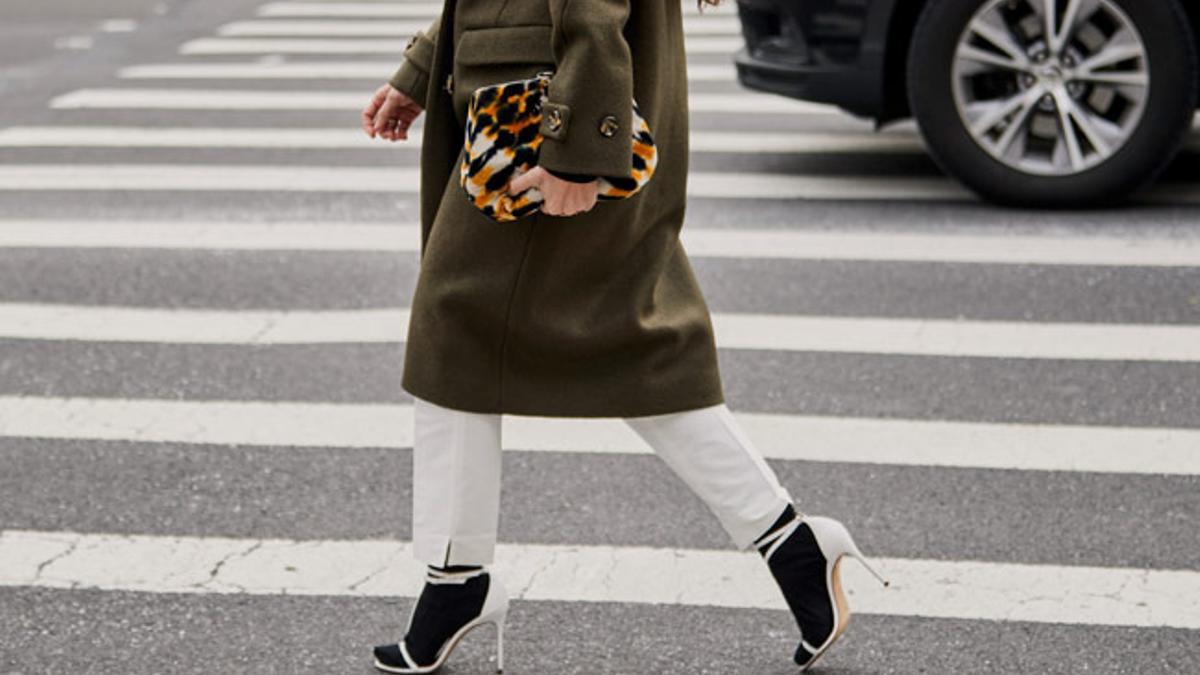 Calcetines negros con sandalias vistos en el 'street style' de Nueva York