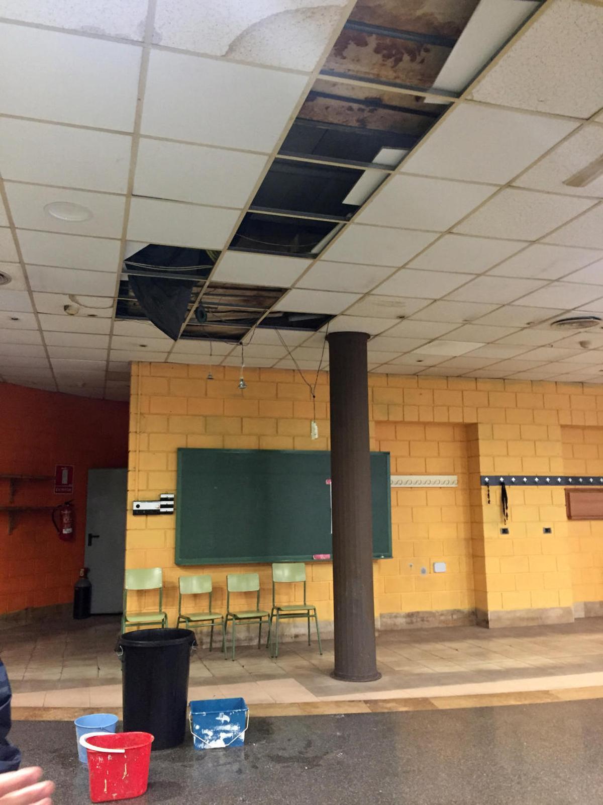 Filtraciones de agua provocan daños en los edificios públicos de Paiporta