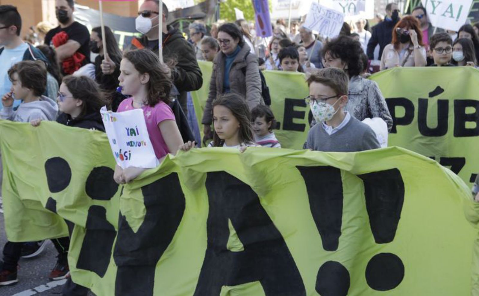 Varios alumnos protestan junto a sus pancartas. | Fernando Rodríguez