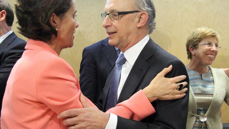 La consejera de Hacienda, Dolores Carcedo, saluda al ministro Cristóbal Montoro durante una reunión del Consejo de Política Fiscal y Financiera.