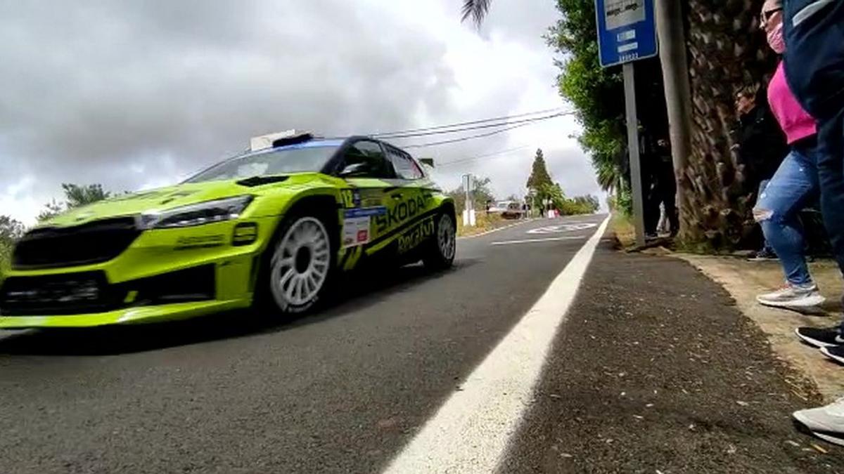 Imagen de uno de los participantes del Rally Islas Canarias a su paso por la recta del Saucillo (Gáldar)