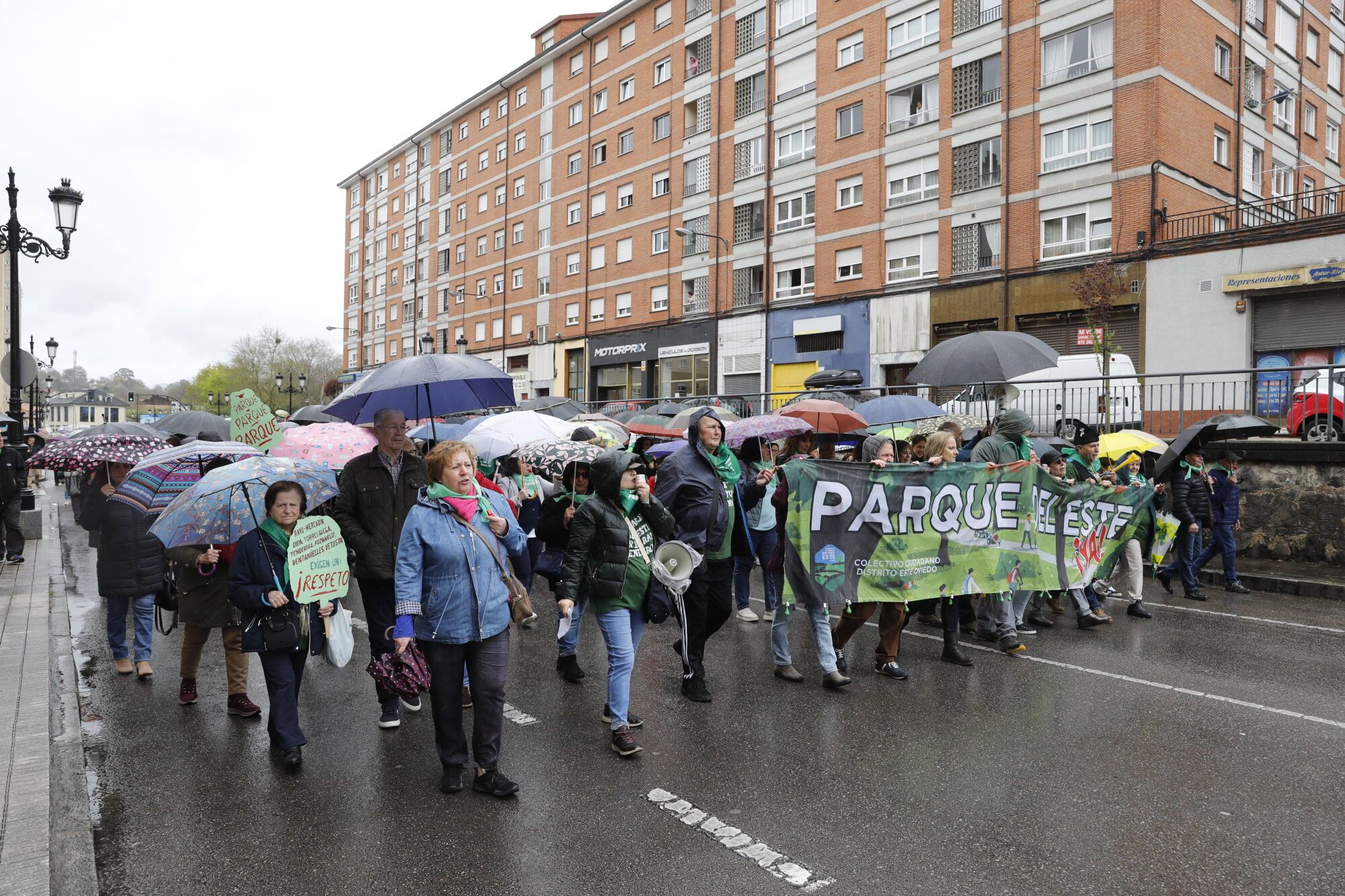 EN IMÁGENES: Vecinos de Oviedo protestan para pedir un parque del Este