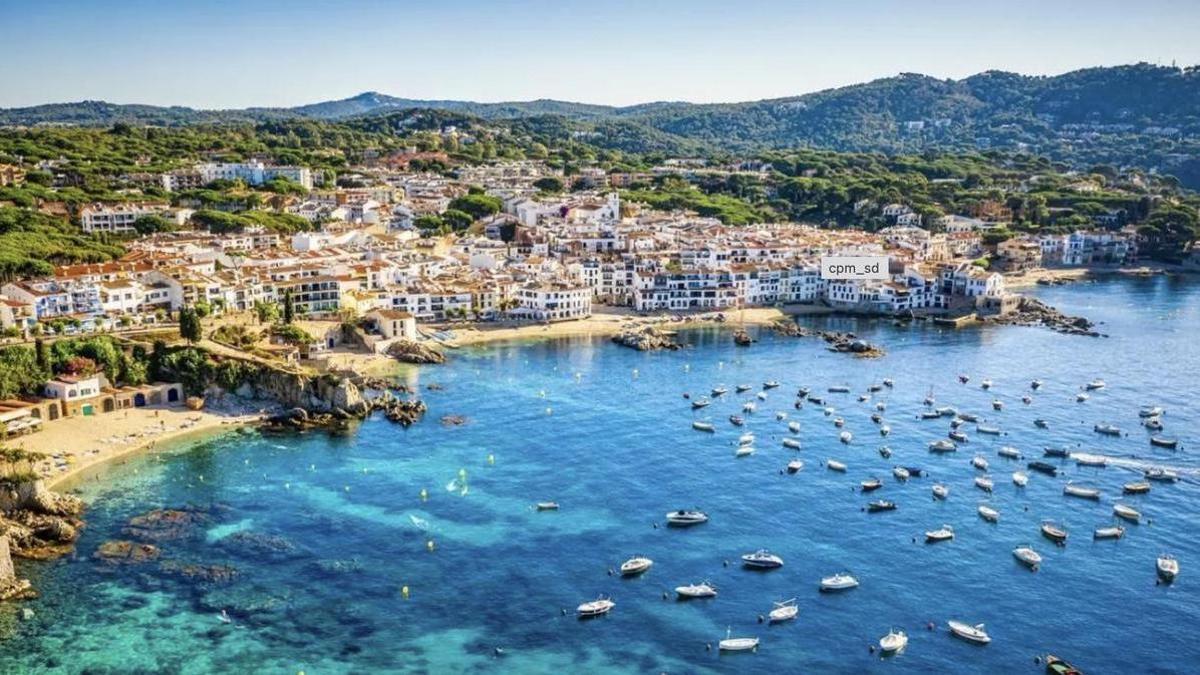 El pueblo que inspiró la canción 'Mediterráneo' de Serrat: un puerto pesquero repleto de casas blancas que se asoman a calas de cuento