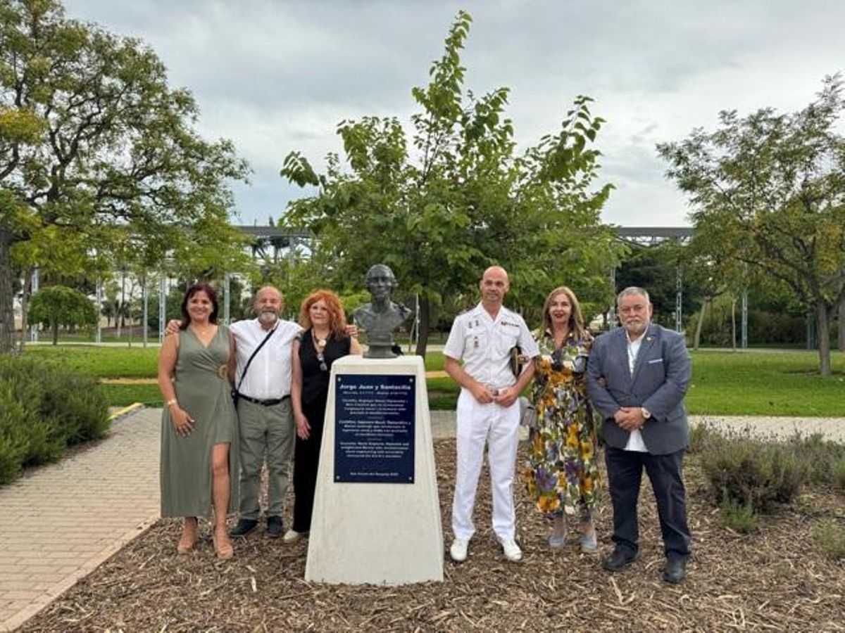 Vicky Céspedes (presidenta del Casino de Novelda), Vicent Pina (Asamblea Amistosa Literaria), Merche Navarro, (directora Casa Museo Modernista de Novelda), José Joaquín García, (segundo Comandante Naval), Graciela Luz (directora Fundación Jorge Juan) y Antonio Ayala (Asamblea Amistosa Literaria).