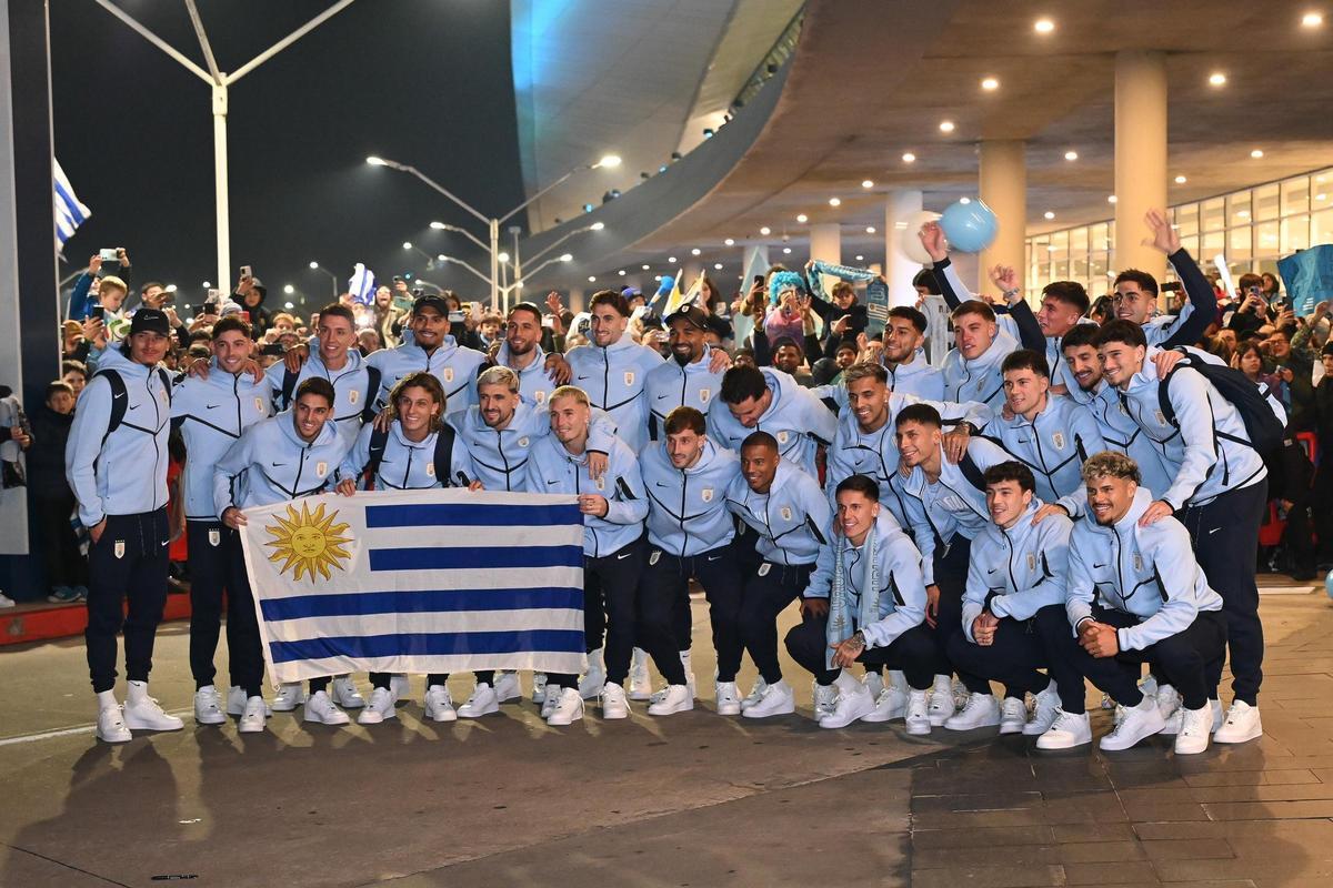 Jugadores de Uruguay durante la despedida a la selección el 9 de junio en el Aeropuerto de Carrasco en Montevideo
