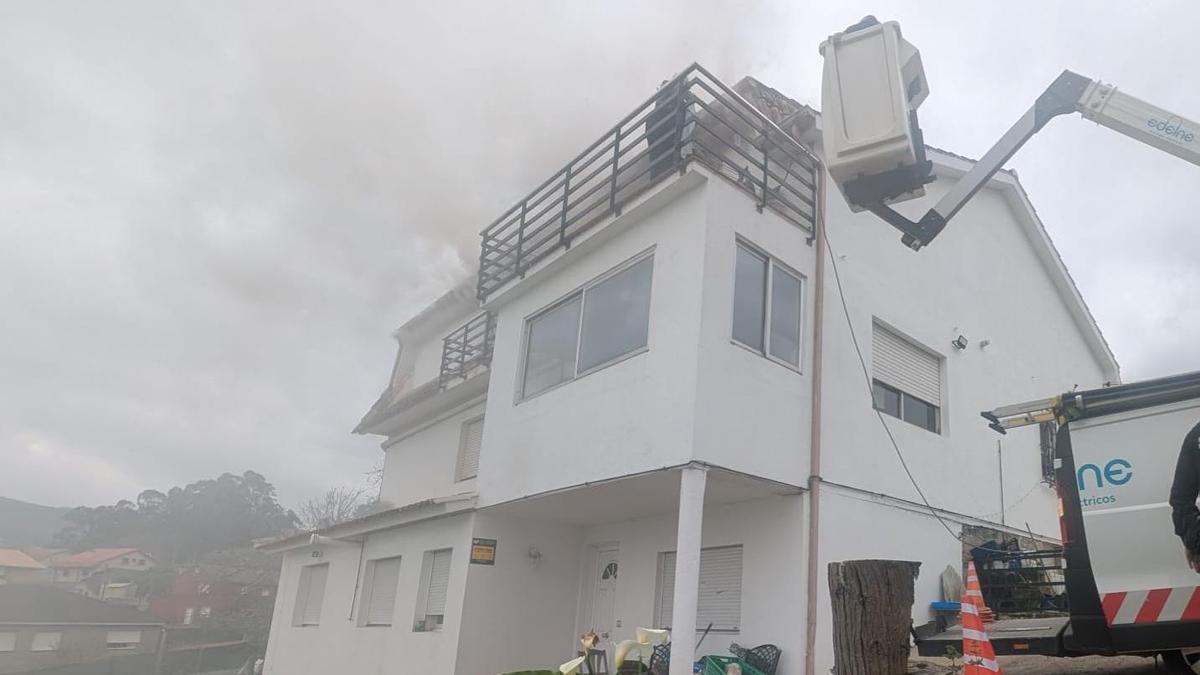 Los agentes de la Policía Local subieron al piso de arriba gracias a un camión de la empresa Edelne que pasaba por la zona.