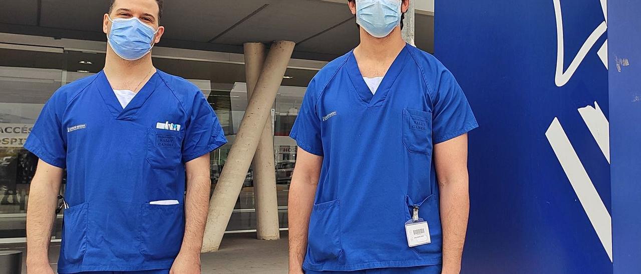 El médico Alessandro Evangelista y el enfermero Sergio Barcos, en la puerta del hospital. | J.C.