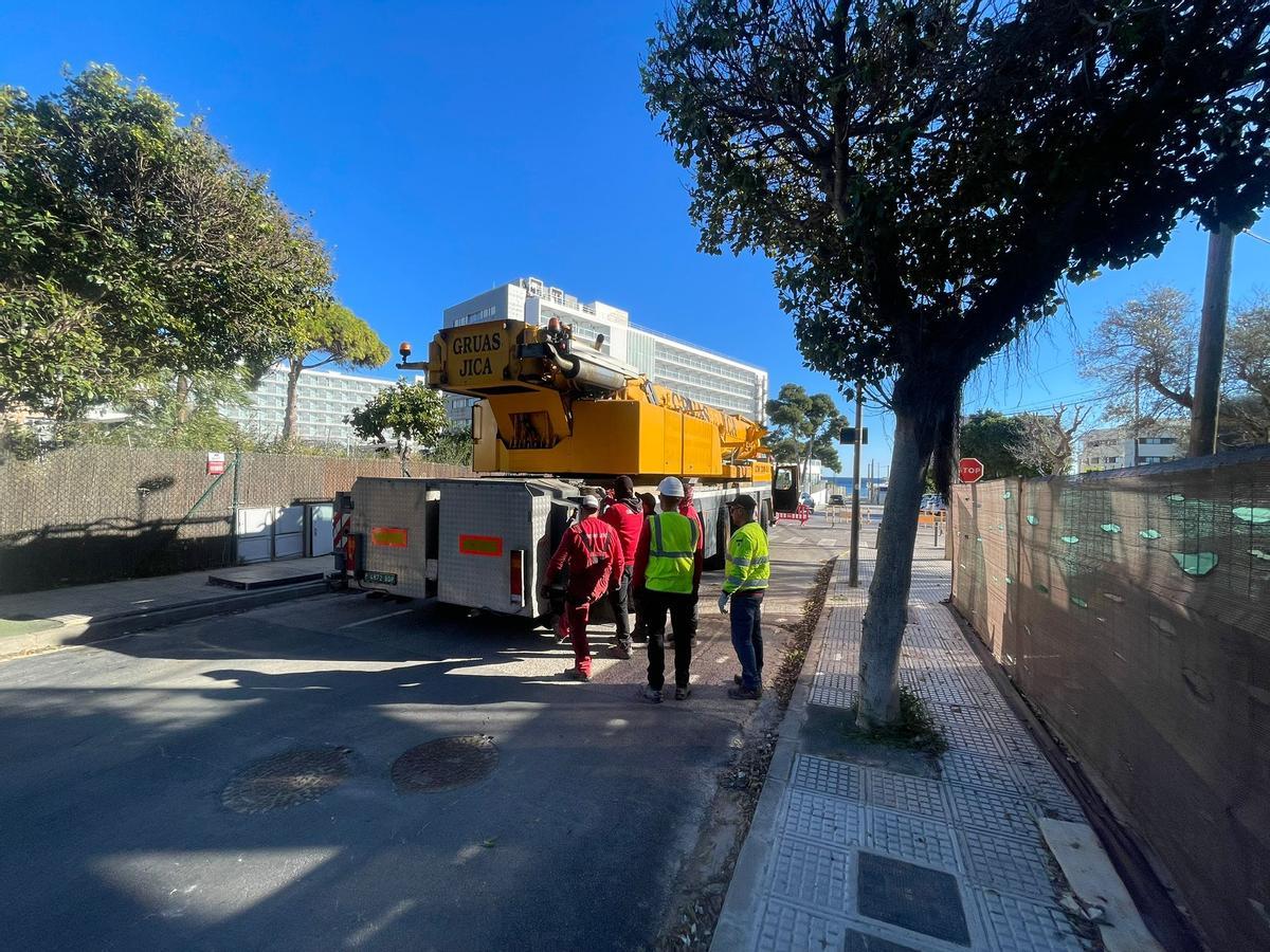 Galería: retirada la grúa que había caído sobre un edificio en Ibiza