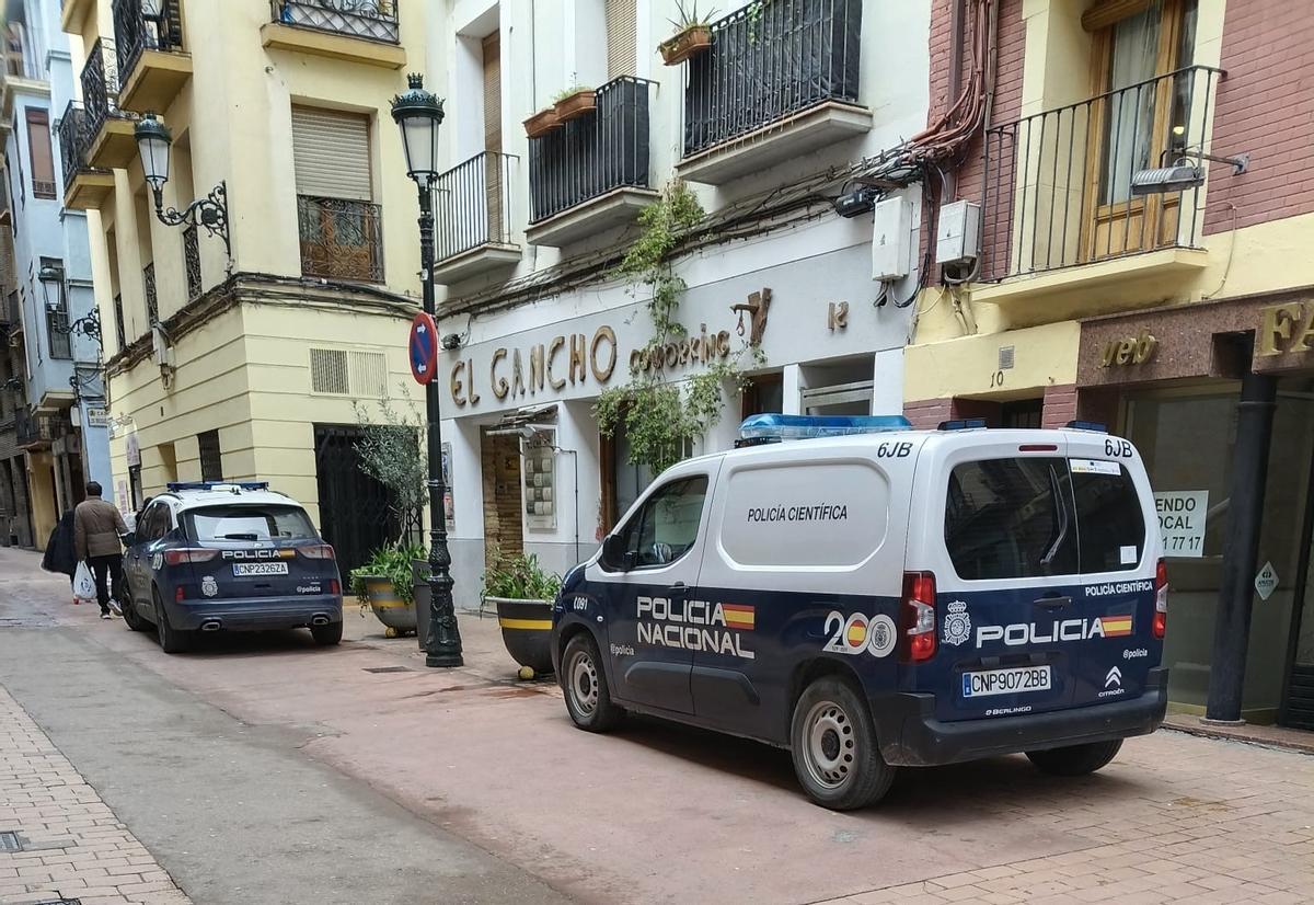 Presencia policial en las inmediaciones del hotel París, en la calle San Pablo (19), este sábado por la mañana.