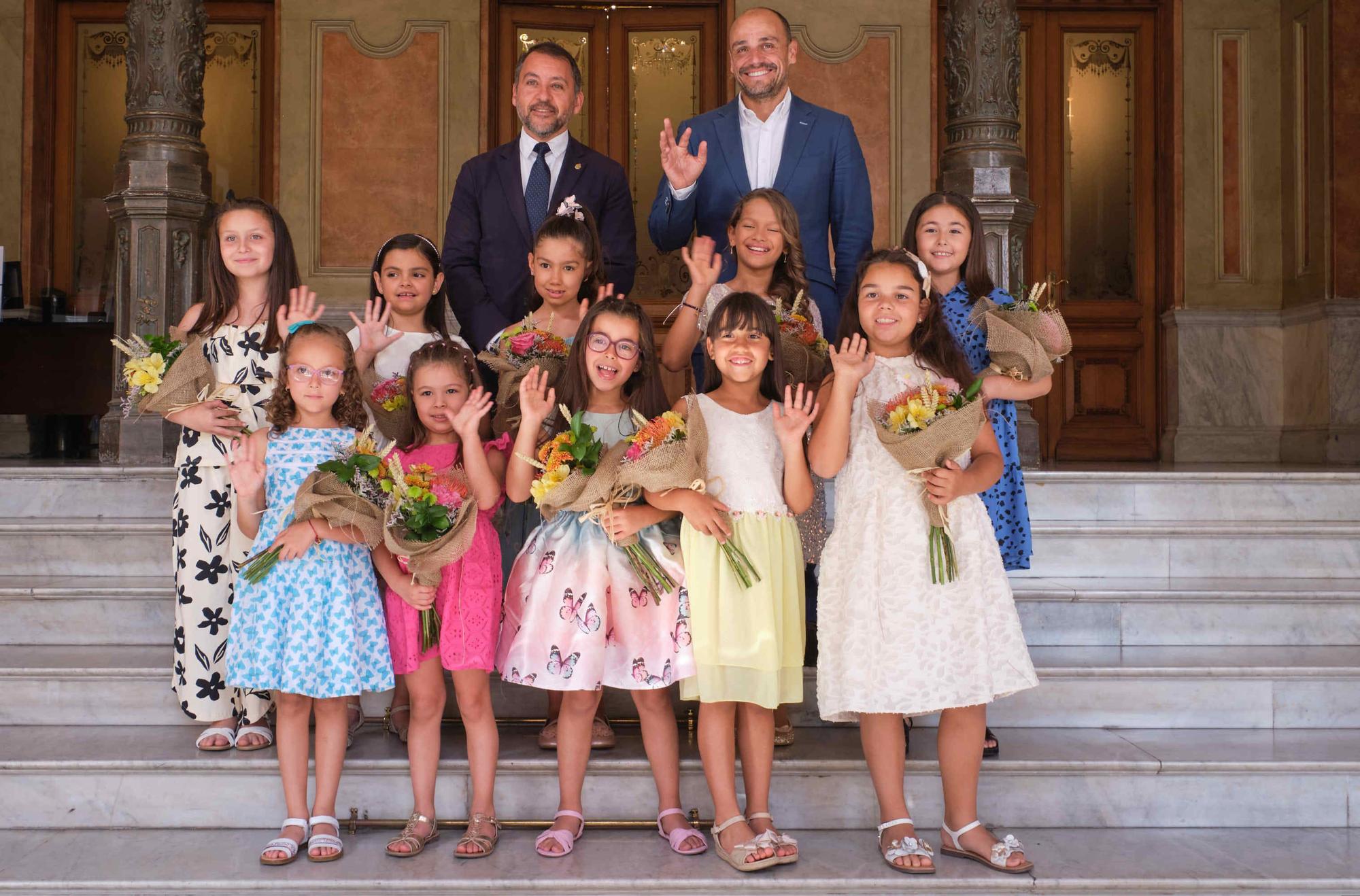 El alcalde recibe a las candidatas y candidatas a reina y romeros de las Fiestas de Mayo