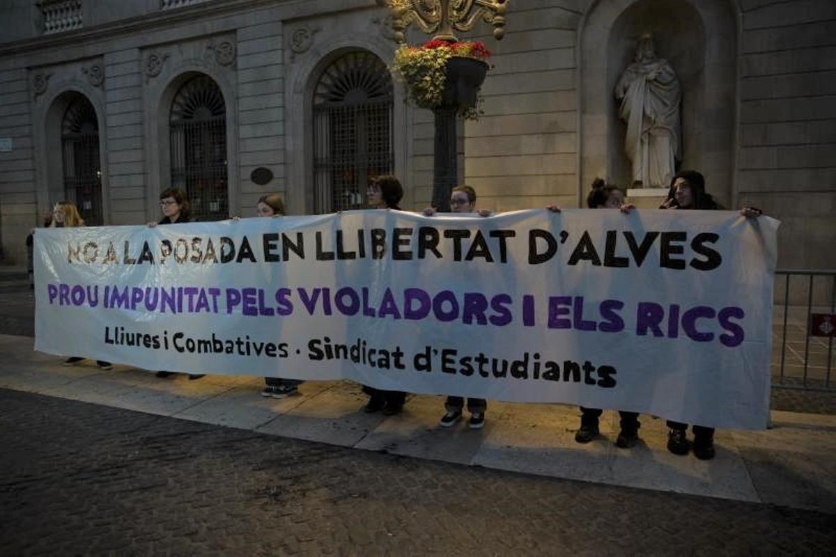 Una trentena de persones protesten a Barcelona contra la petició de llibertat de Dani Alves Una trentena de persones protesten a Barcelona contra la petició de llibertat de Dani Alves