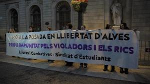 Una trentena de persones protesten a Barcelona contra la petició de llibertat de Dani Alves