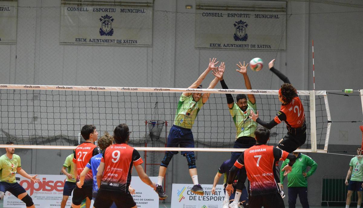 El Familycash Xàtiva voleibol consiguió una importante victoria el pasado sábado en el pabellón municipal de voleibol.