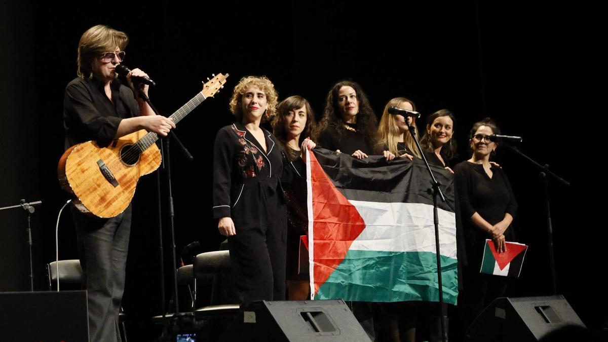 Nacho Vegas, a la izquierda, junto a integrantes del coro "Al Altu la Lleva".