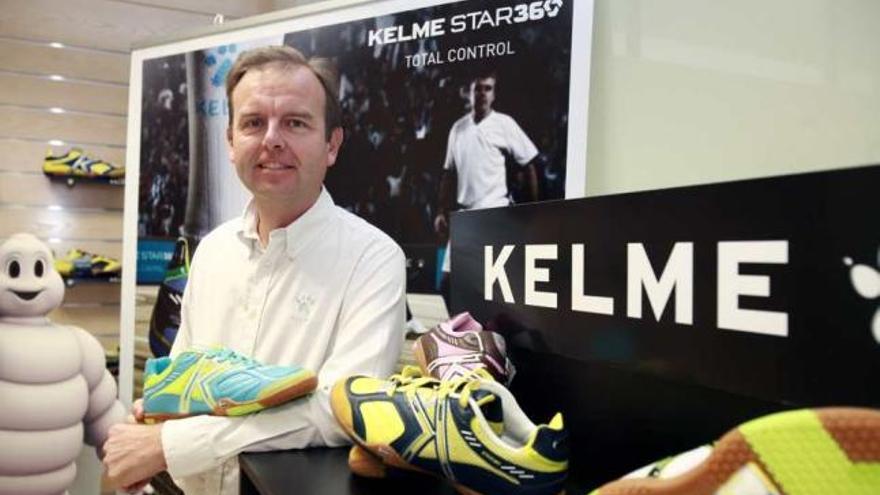 Carlos García Cobaleda, en las instalaciones que New Millennium Sports y la marca Kelme tienen en el parque empresarial de Elche.