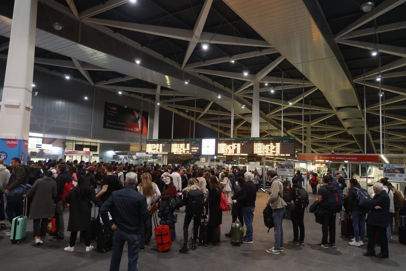 La estación Joaquín Sorolla de València completamente abarrotada