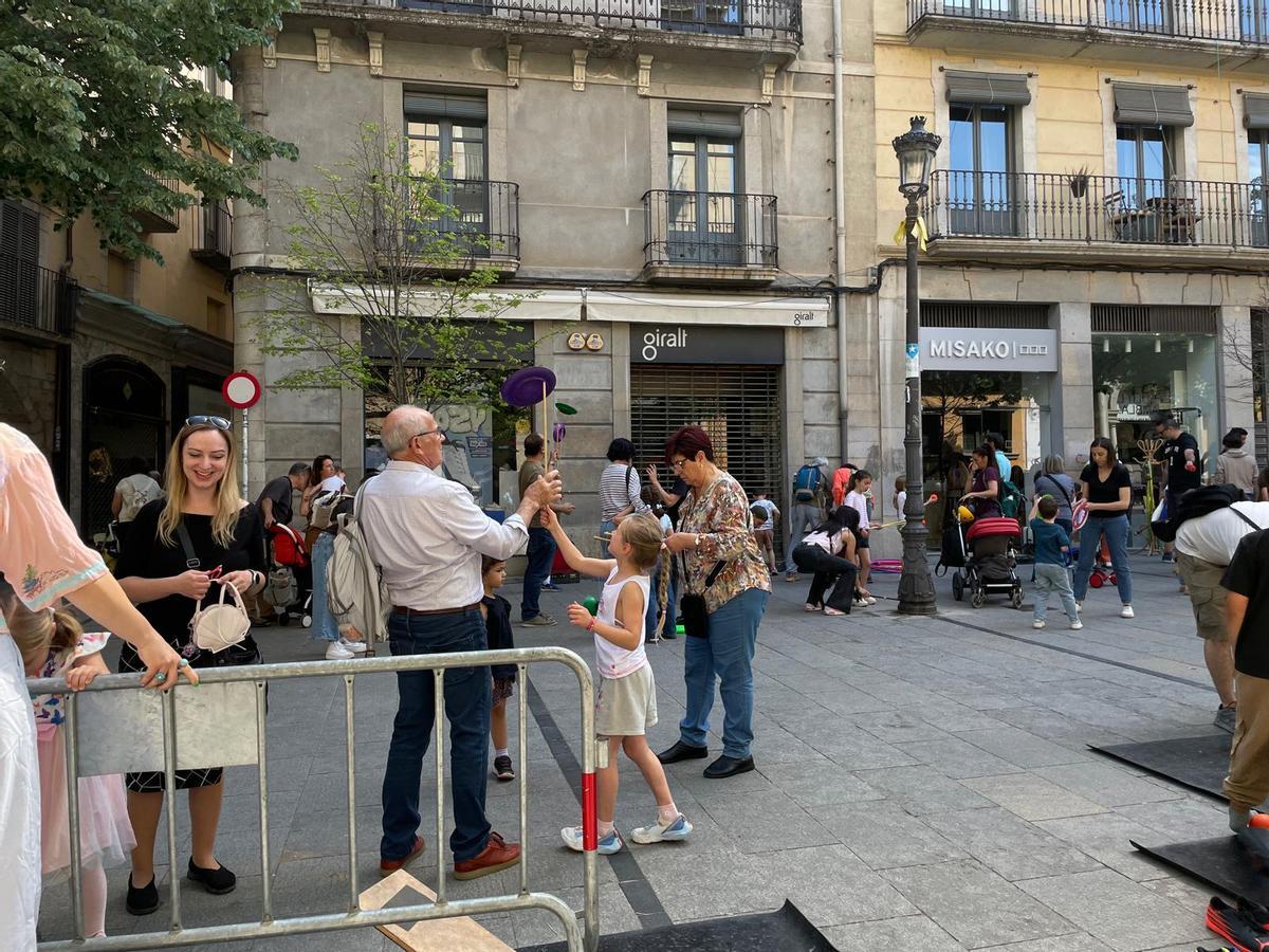 Diumenge de circ i música a la Rambla per les Festes de Primavera