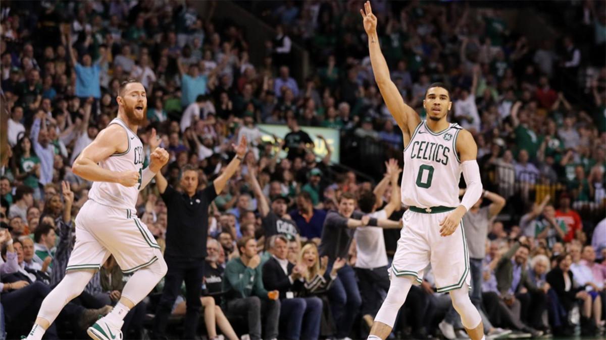 Tatum celebrando una de sus canastas.