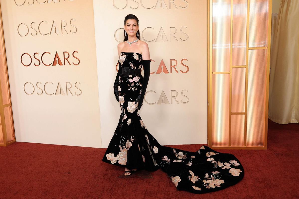 HOLLYWOOD, CALIFORNIA - MARCH 15: Anne Hathaway attends the 98th Oscars at Dolby Theatre on March 15, 2026 in Hollywood, California. Mike Coppola/Getty Images/AFP (Photo by Mike Coppola / GETTY IMAGES NORTH AMERICA / Getty Images via AFP)