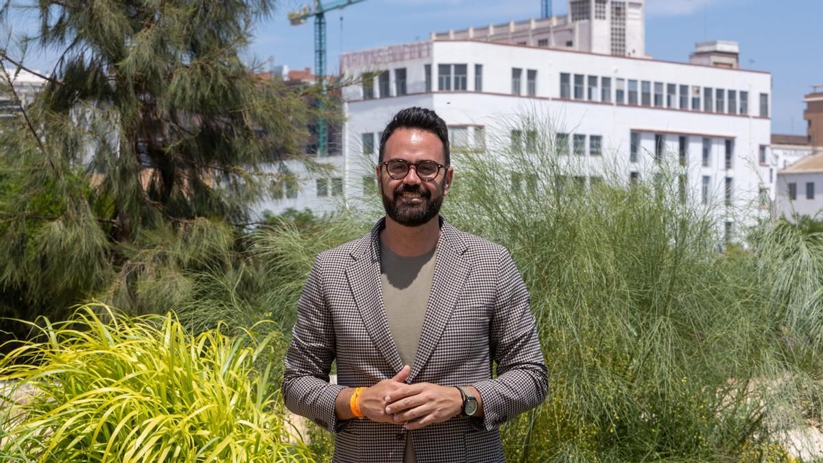 El alcaldable de Ciudadanos en Alicante, Adrián Santos Pérez, frente a las harineras de Benalúa Sur