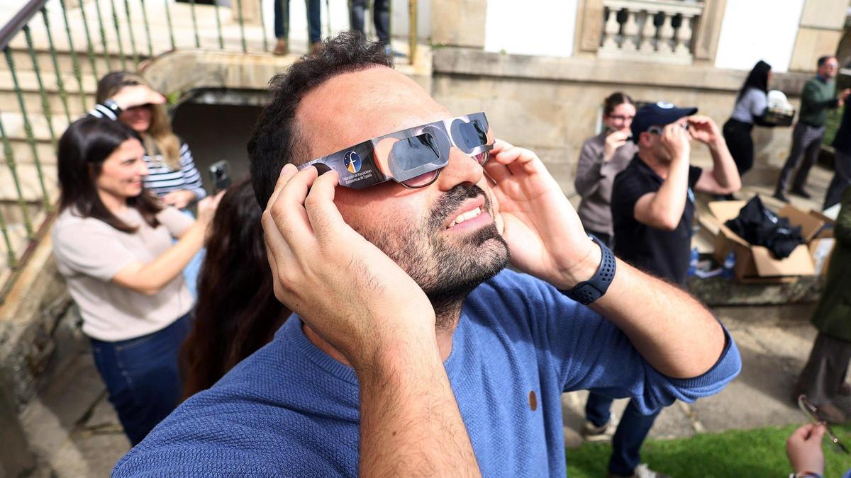 Explicaron la correcta utilización de las gafas durante el eclipse.
