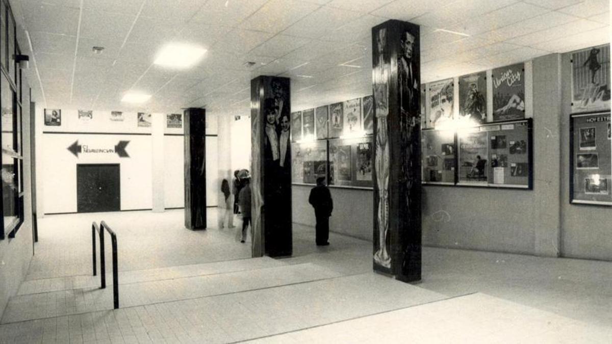 Taquillas de los Multicines Valle Inclán, en la rúa Fernando III O Santo, en febrero de 1988, cinco años después de su inauguración