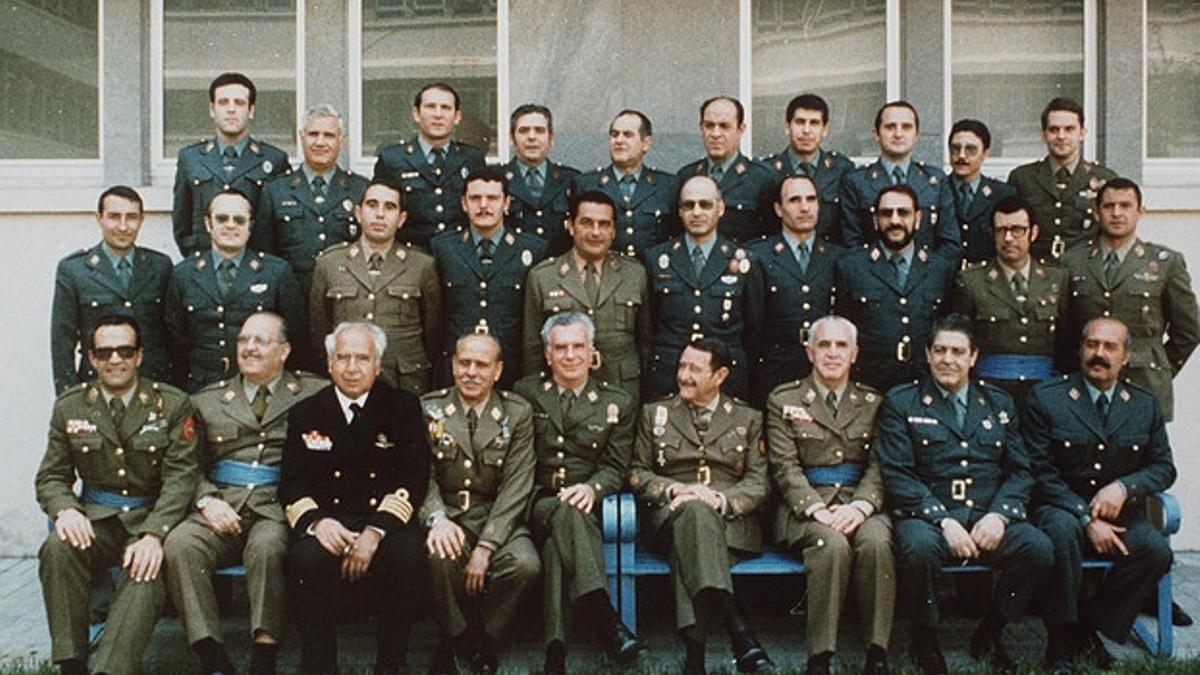 Foto de familia de los procesados por el golpe del 23-F. Jesús Muñecas aparece el tercero por la izquierda en la fila superior. Antonio Tejero, el primero de los sentados por la derecha.