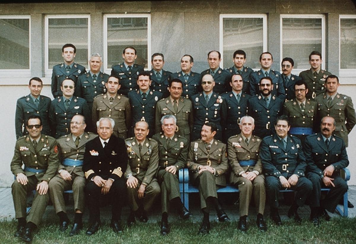 Foto de família dels processats pel cop del 23-F. Jesús Muñecas apareix el tercer per l’esquerra en la fila superior. Antonio Tejero, el primer dels asseguts per la dreta.