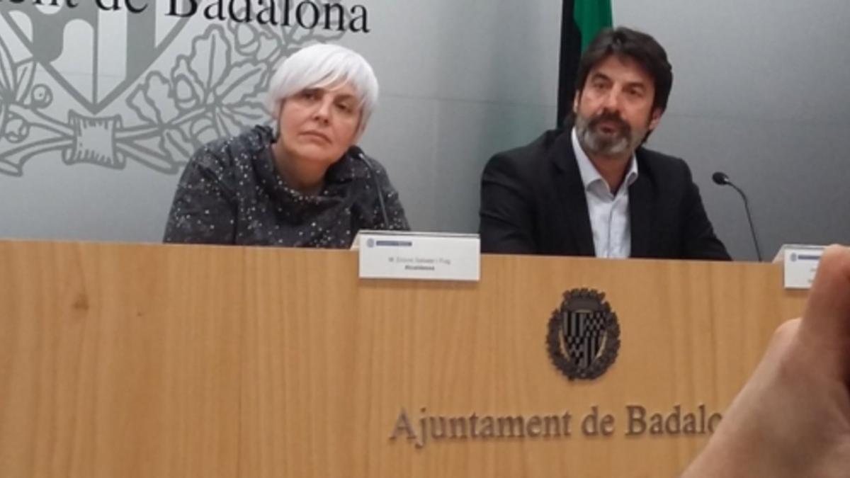 La alcaldesa de Badalona, Dolors Sabater, y el presidente de la Penya, Villacampa, en la rueda de prensa