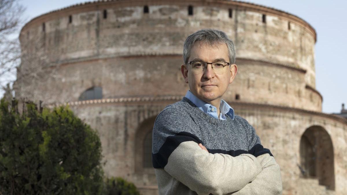 Santiago Posteguillo, ante el Panteón, conocido como la Rotonda, del emperador romano Galerius.