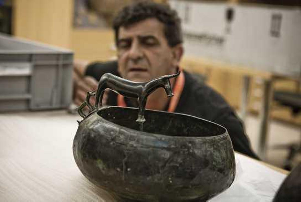 Vaso ritual. Revisión de las piezas. Kern sujeta un parásito en un frasco.