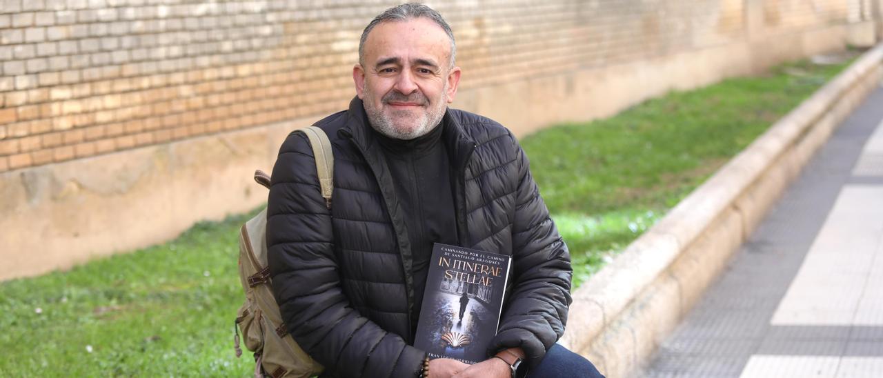 Fran Lucas Herrero, con su libro 'In Itinerae Stelae' sobre el Camino de Santiago aragonés.