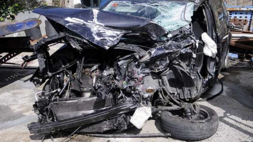 Estado en que quedó el Ford Fiesta tras el fuerte impacto en la N-550 a su paso por Pontevedra. / noé parga