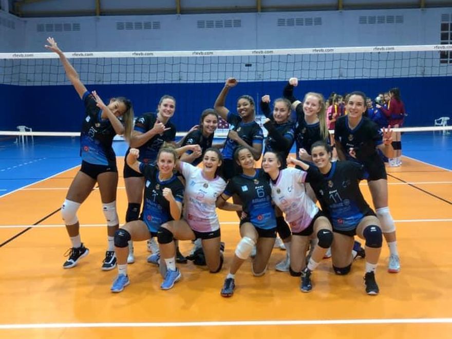 Jugadoras del Vòlei Grau Castelló tras ganar su sexto partido la pasada temporada