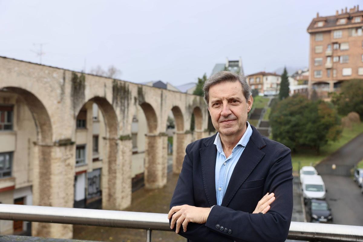 Carlos Fernández Llaneza junto al acueducto de Los Pilares.