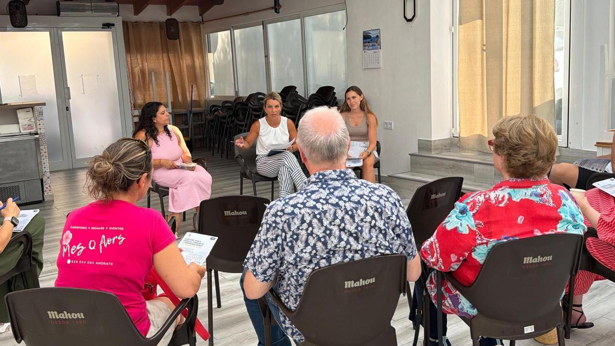 Reunión mantenida entre el Ayuntamiento de Andratx y propietarios de comercios del municipio para conocer detalles de las subvenciones.