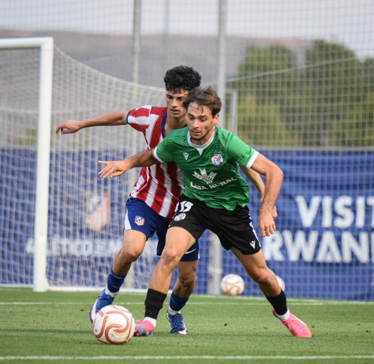 Mauro Costa, jugador del Zamora CF, ante el Atlético de Madrid "B".