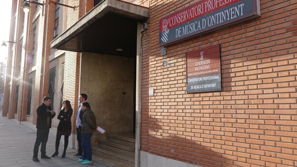 Rodríguez y el edil Borrell en una visita al Conservatori, junto a su directora, Pilar Ferrero, en una imagen de archivo.