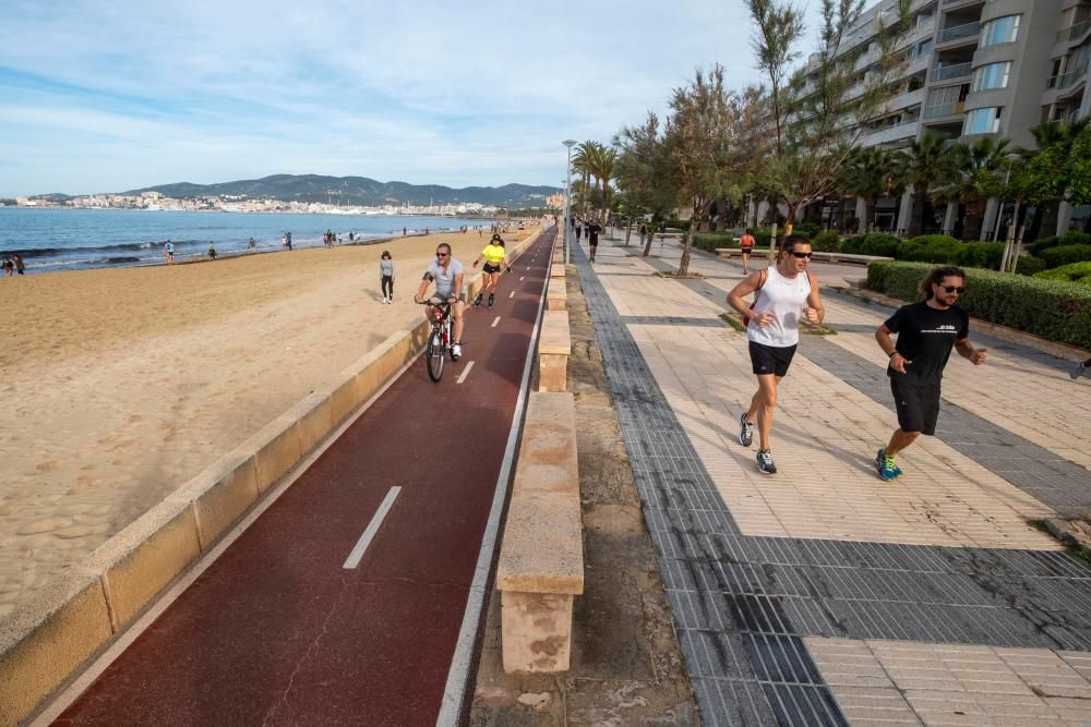 Los mallorquines vuelven a las calles para hacer deporte y pasear