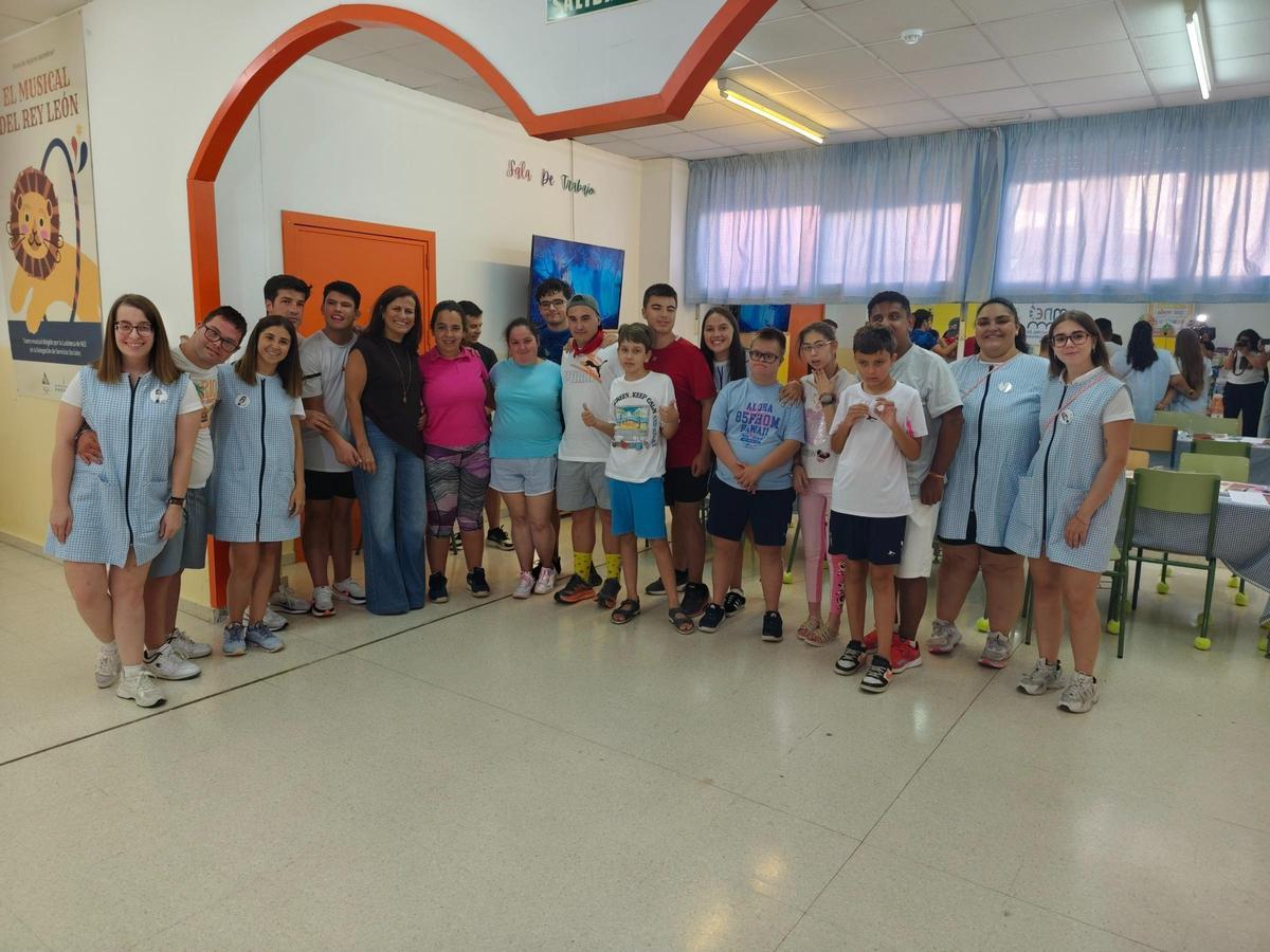 La concejala de Salud, Mayores y Discapacidad, Miriam Ortiz, con algunos de los niños y niñas que participan en la ludoteca.