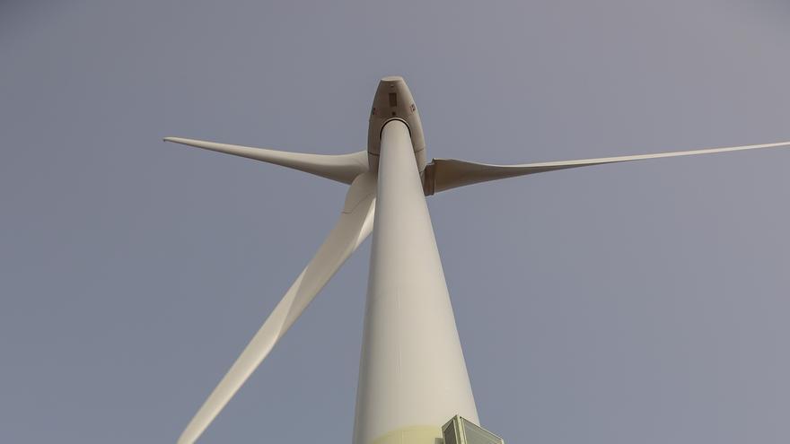 Archivo - Un aerogenerador durante la inauguración del parque eólico de Ecoener, a 30 de marzo de 2023, en San Sebastián de la Gomera, La Gomera, Islas Canarias (España).