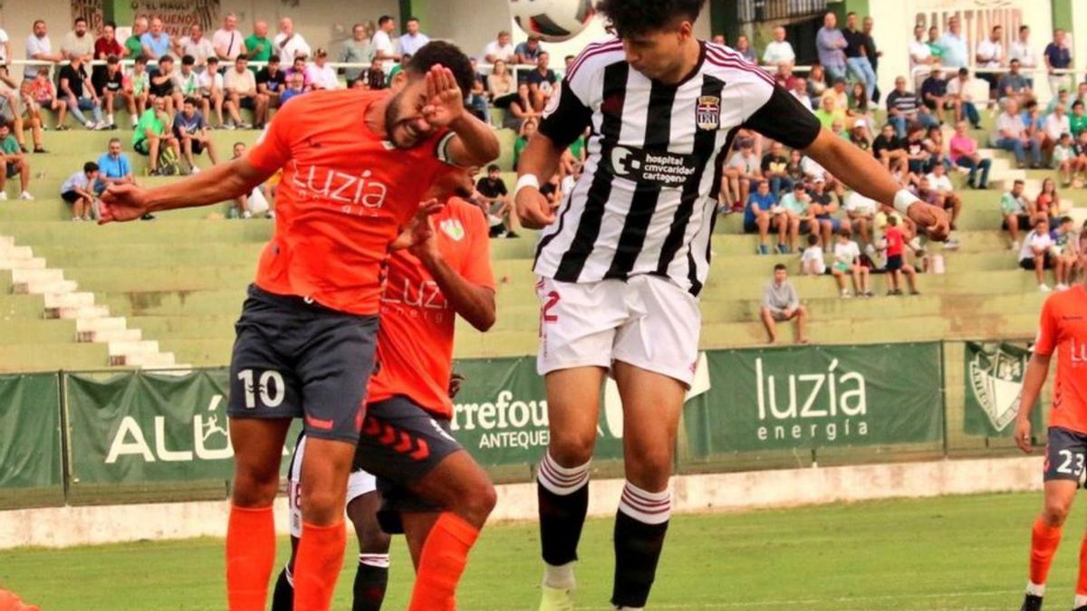 Remate de cabeza en el área del Antequera.