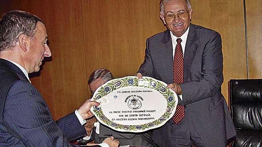 Carlos Delgado (izquierda) recibiendo una distinciÃ³n de la AcadÃ©mi.