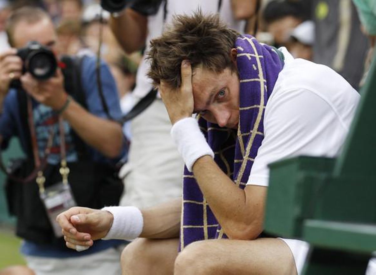 Mahut va acabar derrotat, assegut a la seva banqueta i amb el cap amagat en una tovallola.