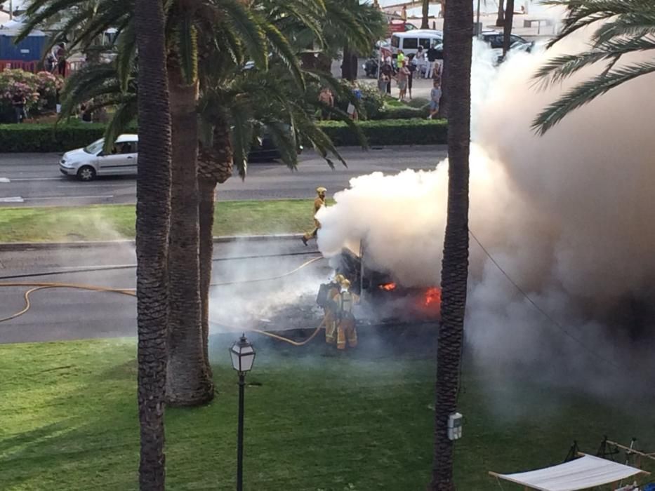 Se incendia un autobús de la EMT en pleno Paseo Sagrera de Palma