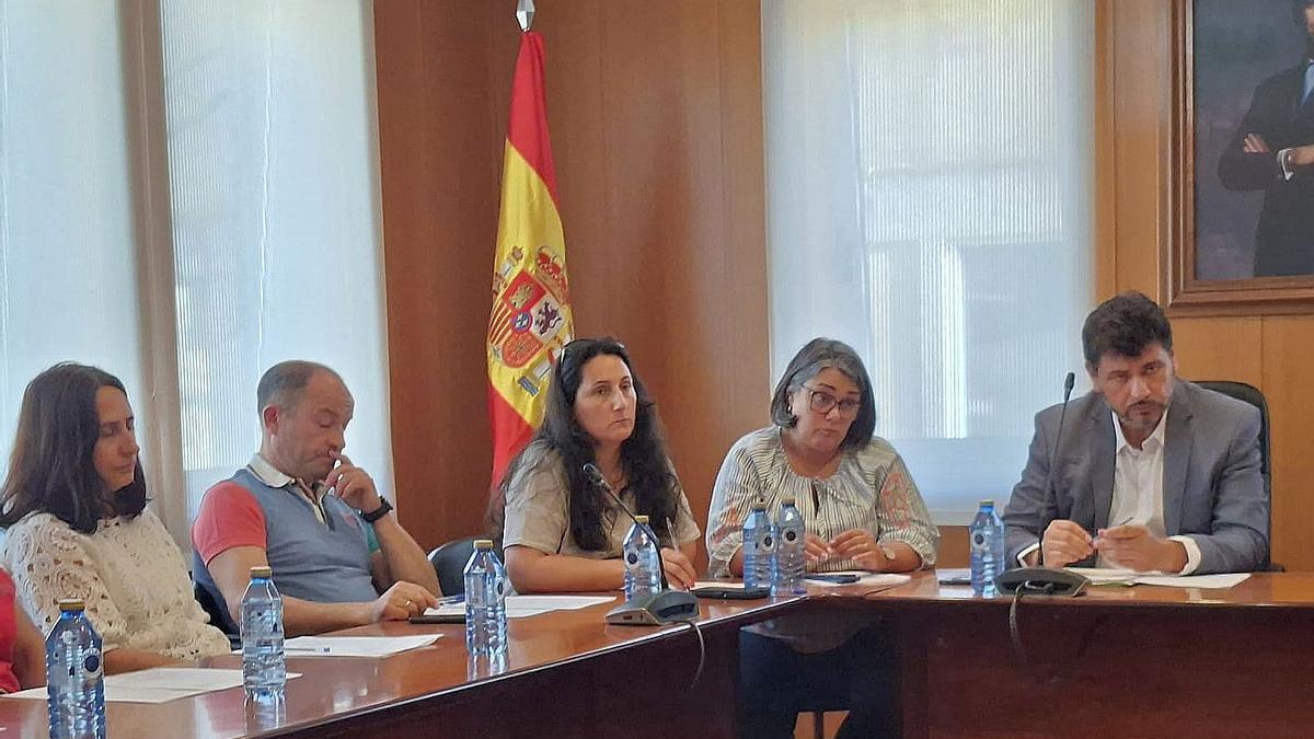 Un momento del pleno, con Raquel Balboa, tercera por la izquierda.